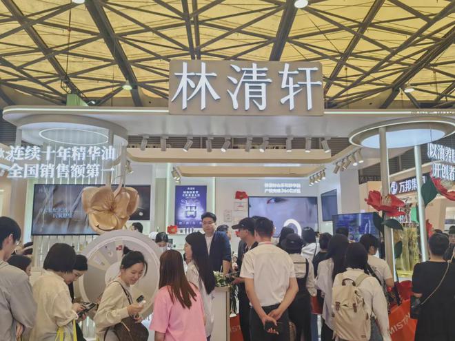 自然堂等美妆企业亮相美博会！不朽情缘app【现场】家化、(图12)